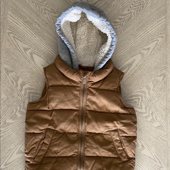 Old navy hooded vest - Picture 2 of 5